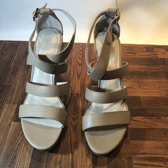 Rockport: Janae Multi Strap 10M Doeskin - Picture 2 of 8